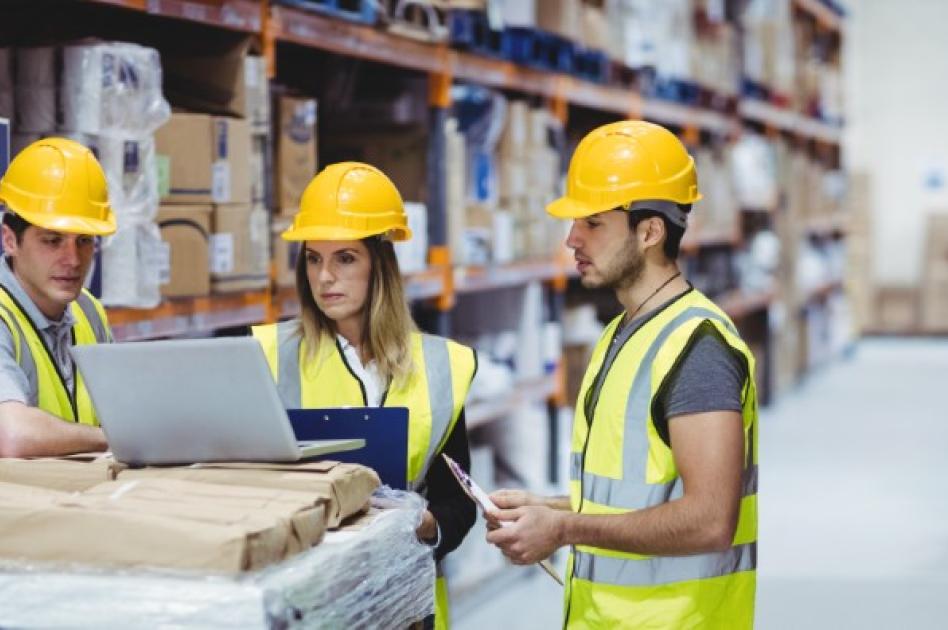 Trabajadores de un centro de distribución conversando